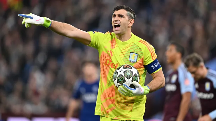 Dibu Martínez podría salir de Aston Villa en el mercado de fichajes.