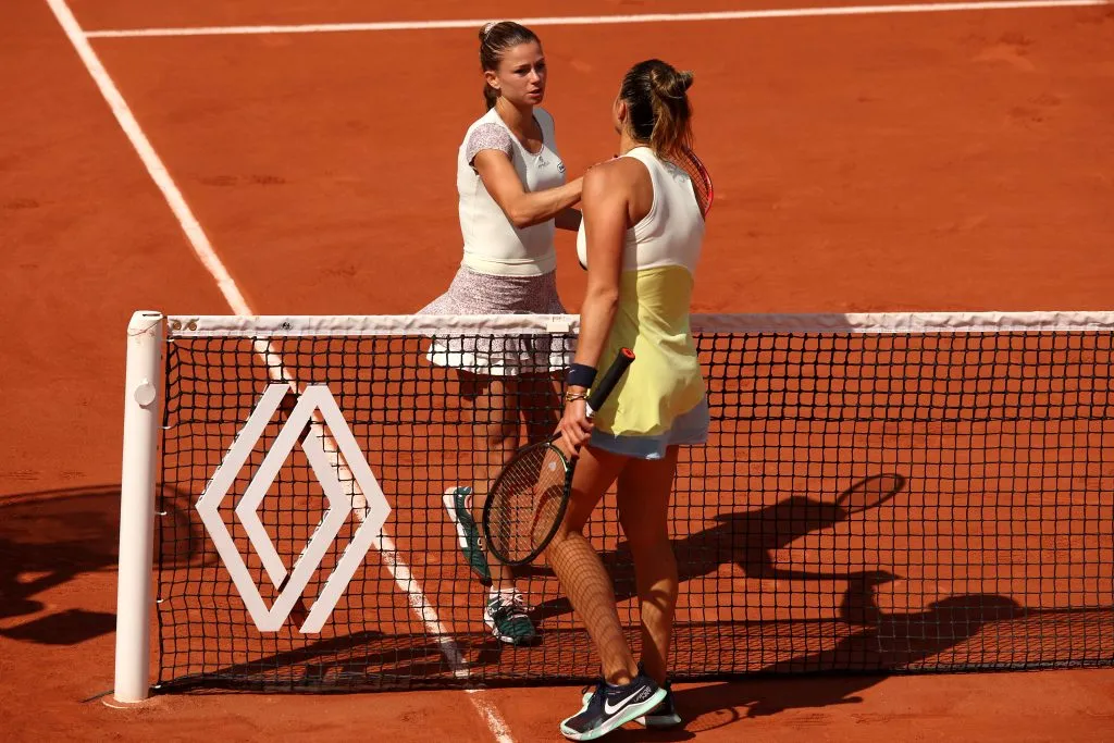 Camila Giorgi saluda a Sabalenka tras ganarle en Roland Garros 2022. (Foto: Getty).
