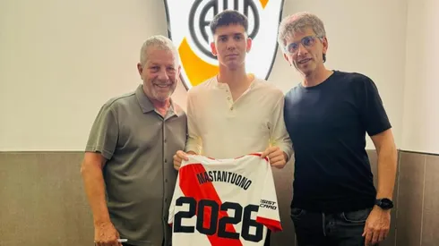 Támer, de camisa, con Mastantuono.