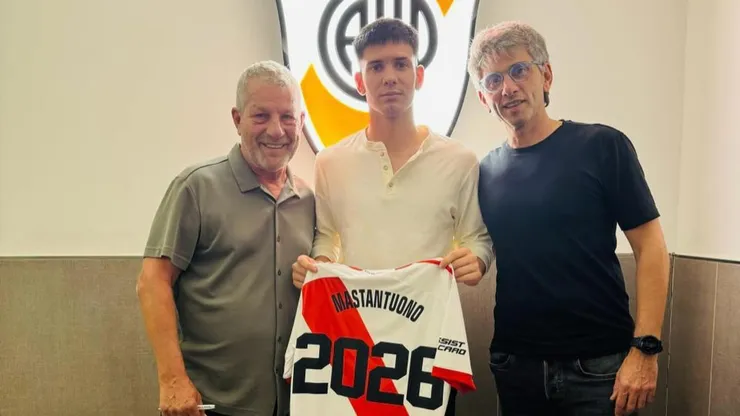 Támer, de camisa, con Mastantuono.