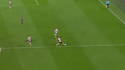 Por qué el VAR no cobró el lateral para Platense que cambió el partido frente a River