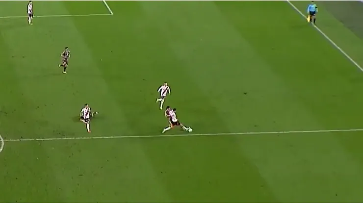 Por qué el VAR no cobró el lateral para Platense que cambió el partido frente a River