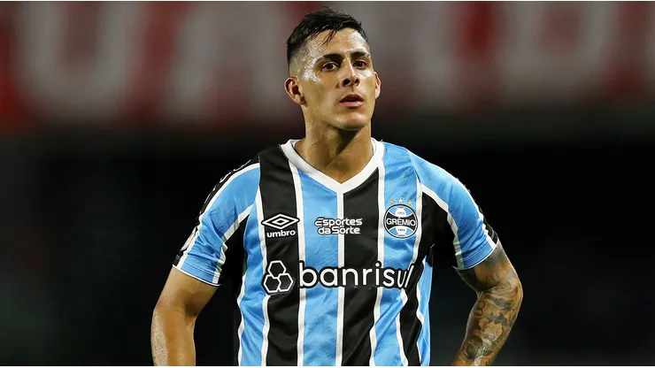 Cristian Pavón intentó escupir a un árbitro, le dio a un policía y terminó detenido: los detalles del escándalo