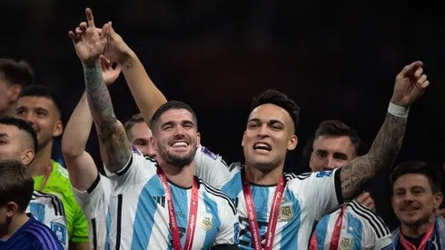 Rodrigo De Paul y Lautaro Martínez celebran el título en Qatar 2022.