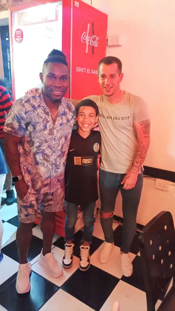 Félix junto a su hijo Salvador y el Pipi Romagnoli. (Foto: @FelixOrode).