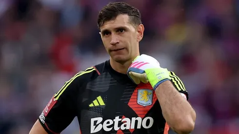 Dibu Martínez no juega vs. Feyenoord.