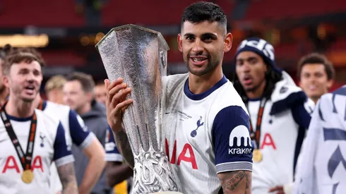 Cristian Romero no pudo recibir medalla de campeón de la Europa League porque la UEFA se quedó sin stock.