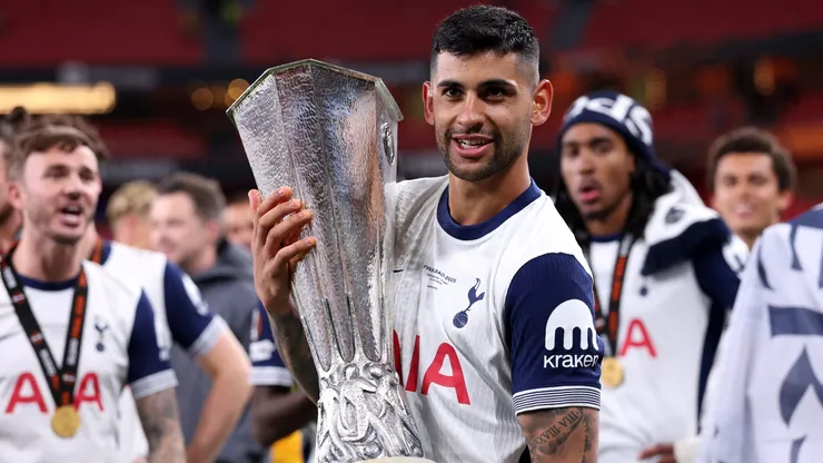 Cristian Romero no pudo recibir medalla de campeón de la Europa League porque la UEFA se quedó sin stock.
