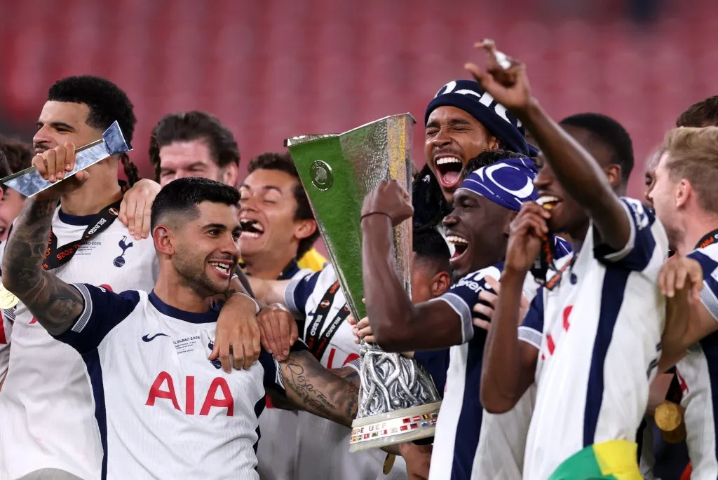 El Cuti en el festejo sin su medalla de campeón.