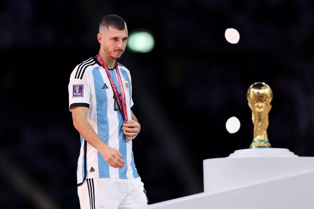 Guido Rodríguez durante la celebración luego de que la Selección Argentina haya conquistado la Copa del Mundo en Qatar 2022. (Getty Images)