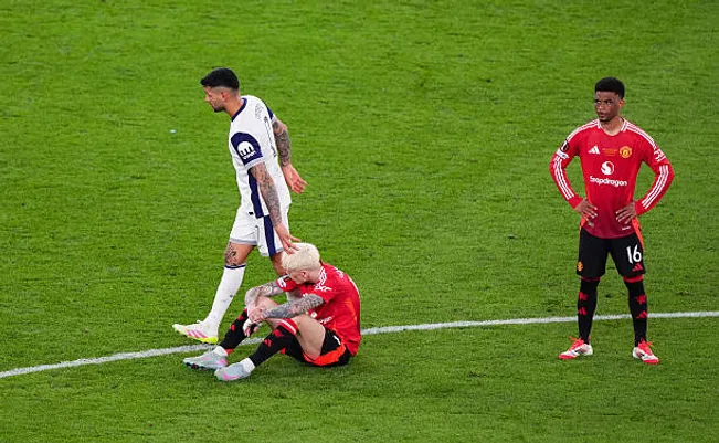 Cuti Romero consoló a Garnacho tras la final en San Mamés.
