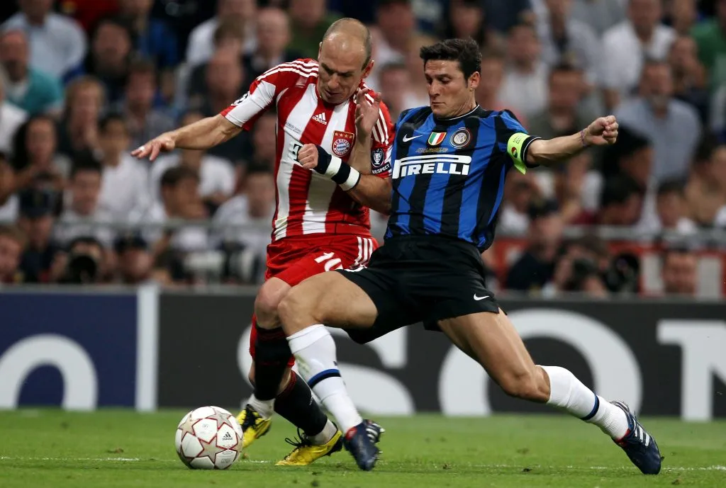Javier Zanetti ante Robben en la final de la Champions League 2010. (Foto: Getty).