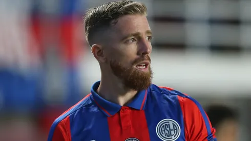 Iker Muniain con la camiseta de San Lorenzo.