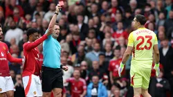 Dibu Martínez fue expulsado en Aston Villa.