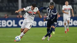 Jonathan Calleri y Juan Portillo en el choque entre Talleres y São Paulo en la Copa Libertadores.