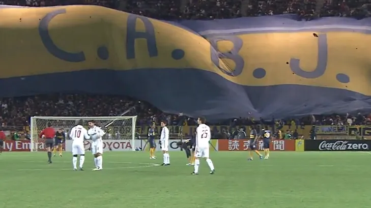 La hinchada de Boca presente en el Estadio Internacional de Yokohama para la Final del Mundial de Clubes 2007.