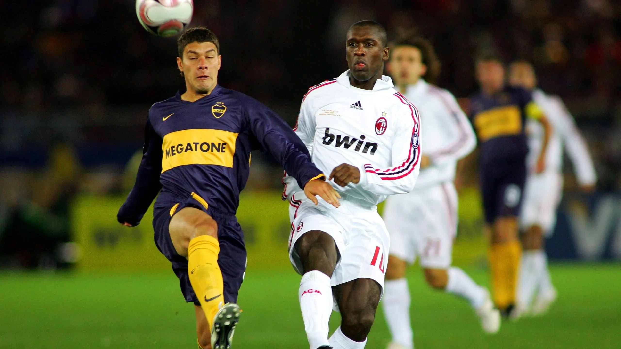 Sebastián Battaglia en el cruce con Clarence Seedorf en la Final del Mundial de Clubes 2007.