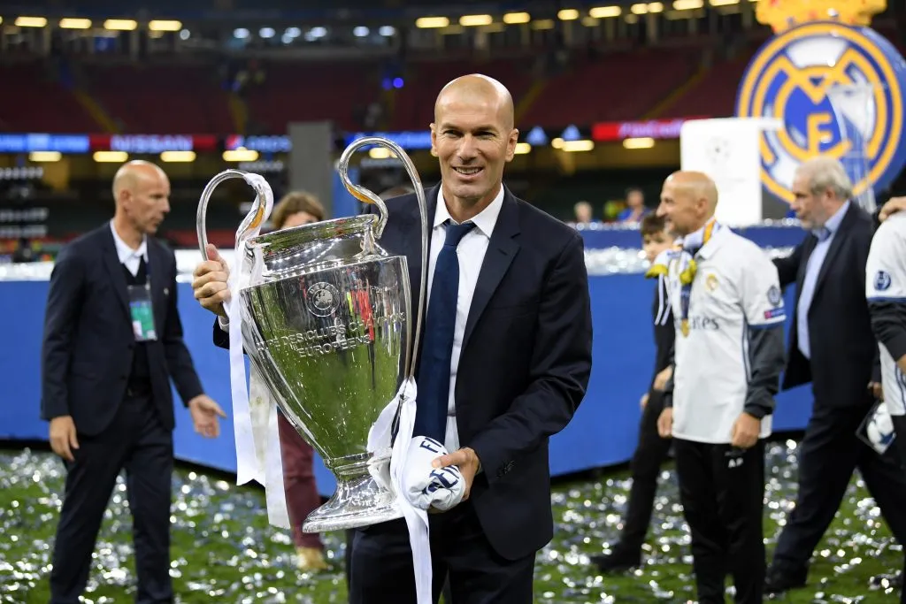 Zinedine Zidane con el trofeo de la UEFA Champions League 2017 que conquistó Real Madrid. (Getty Images)