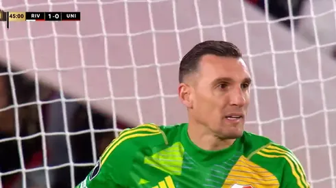 El rostro de Armani lo dice todo.