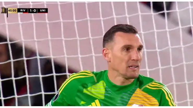 El rostro de Armani lo dice todo.