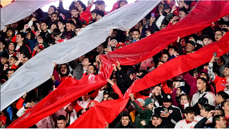 Los hinchas de River apuntaron contra Pezzella tras el empate ante Universitario