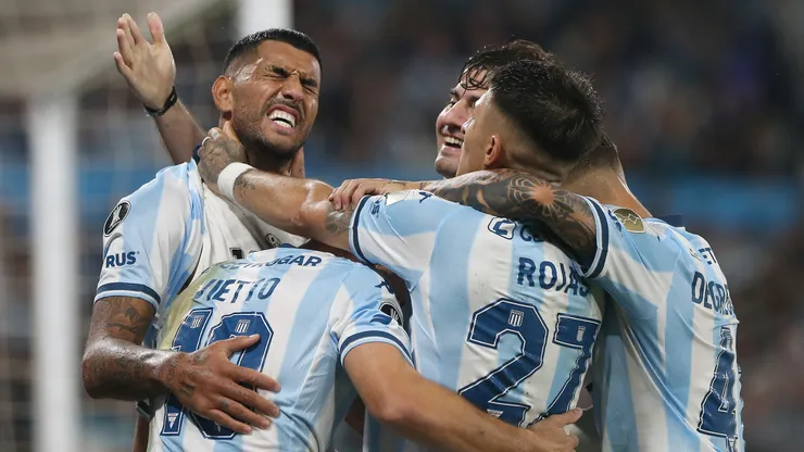 Los jugadores de Racing festejan el gol de Adrián Balboa en el 4-0 de La Academia ante Colo Colo.