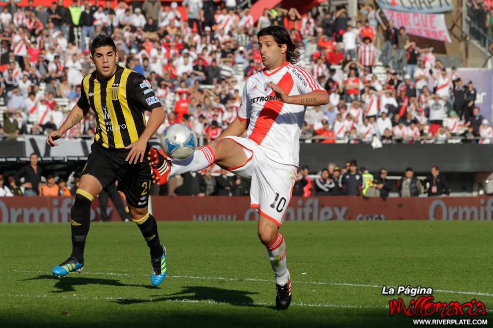 Chori Domínguez ante Almirante Brown, el día del ascenso. (Foto: Archivo La Página Millonaria).