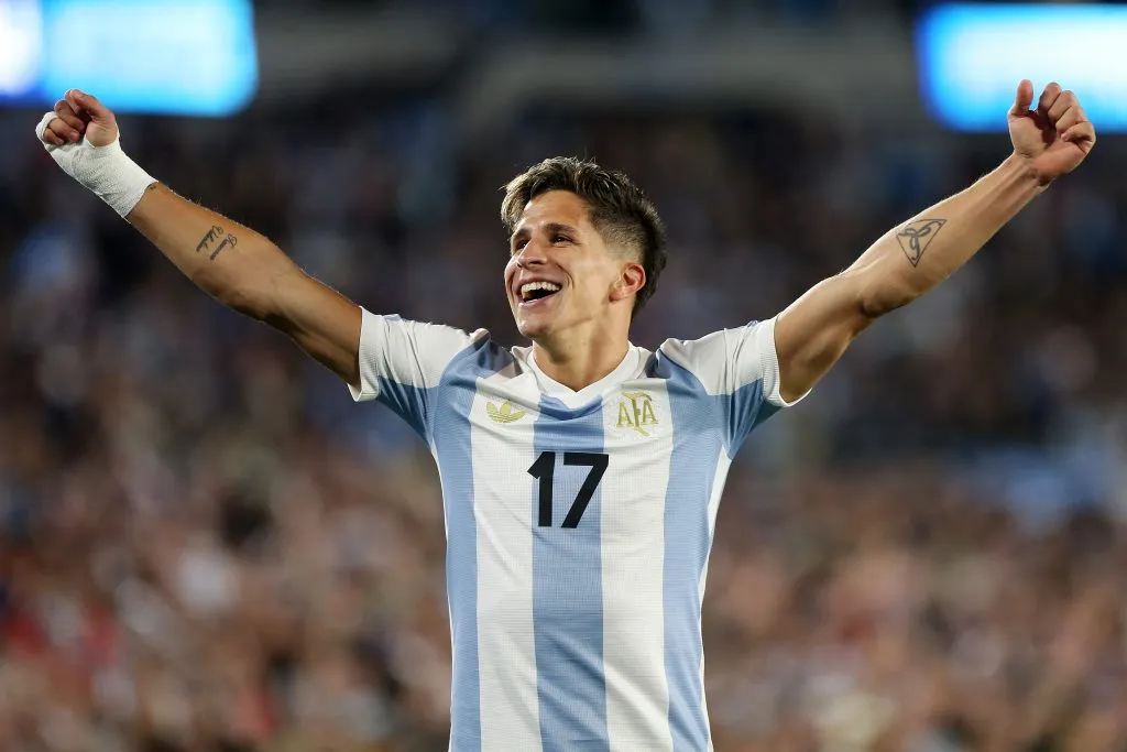 El festejo de gol Giuliano Simeone en el encuentro entre la Selección Argentina y Brasil por las Eliminatorias Sudamericanas en el Estadio Monumental. (Getty Images)