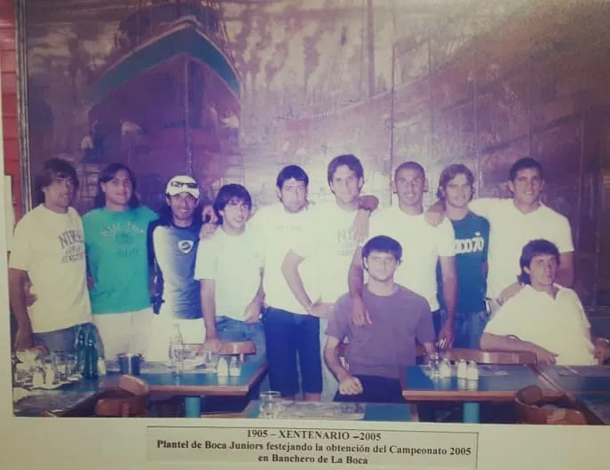 Entre Vargas y Krupoviesa, celebrando el título. Foto IG.