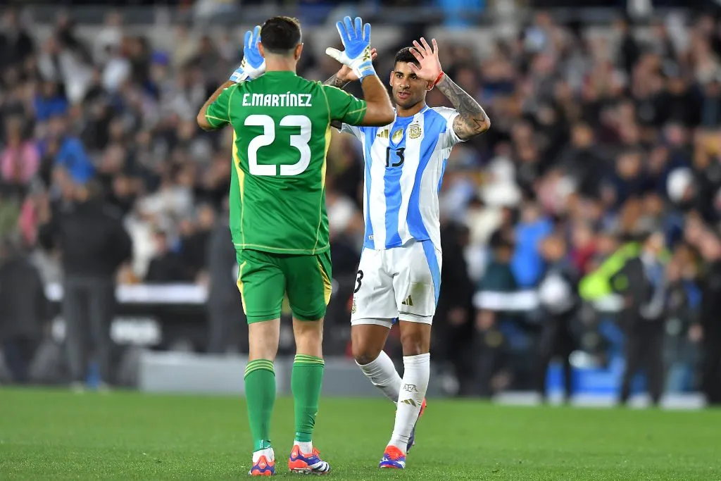 Cristian Romero y Emiliano Martínez en la Selección Argentina. (Getty Images)