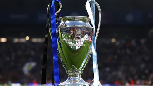 El trofeo de la UEFA Champions League que disputarán Inter de Milán y PSG. (Getty Images)