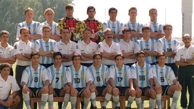 El plantel argentino campeón del mundo sub 20 en 1995.