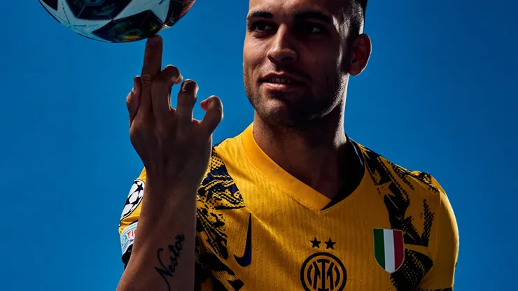 Lautaro Martínez con la camiseta de la final. (Foto: Inter)