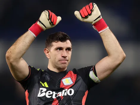 Mientras se define su futuro en Aston Villa, Dibu Martínez fue premiado por la Premier League