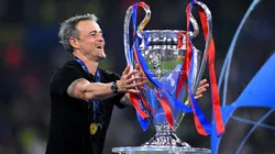 Luis Enrique, entrenador del PSG, junto al trofeo de la UEFA Champions League. (Getty)