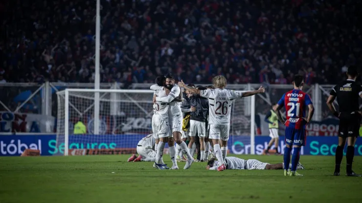 Platense celebra el pase a la final en el Nuevo Gasómetro