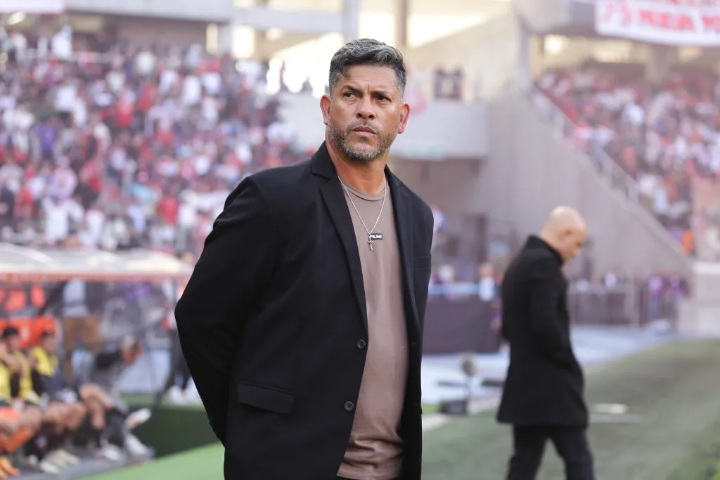 Sergio Gómez y atrás Favio Orsi, la dupla técnica que dirige a Platense durante la final del Torneo Apertura ante Huracán. (Getty Images)