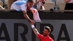 Novak Djokovic saluda a su fanático argentino en Roland Garros