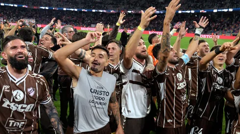 Los jugadores de Platense durante los festejos por salir campeón del Torneo Apertura. (Getty Images)