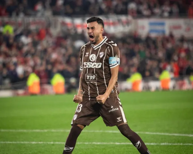 Ignacio Vázquez, defensor central y capitán de Platense que se consagró campeón del Torneo Apertura 2025.