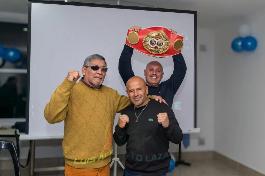 Luis Lazarte, con los puños en alto, siendo reconocido por su título mundial (@miradorvirtual).