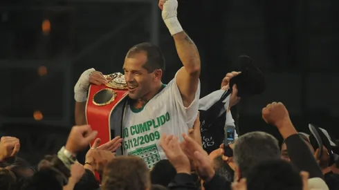 Fue campeón mundial de boxeo, lo suspendieron por amenazar a un árbitro y ahora es barrendero