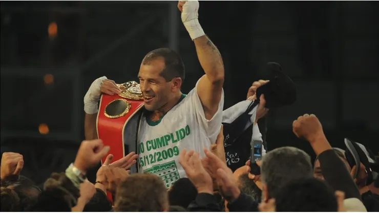 Fue campeón mundial de boxeo, lo suspendieron por amenazar a un árbitro y ahora es barrendero