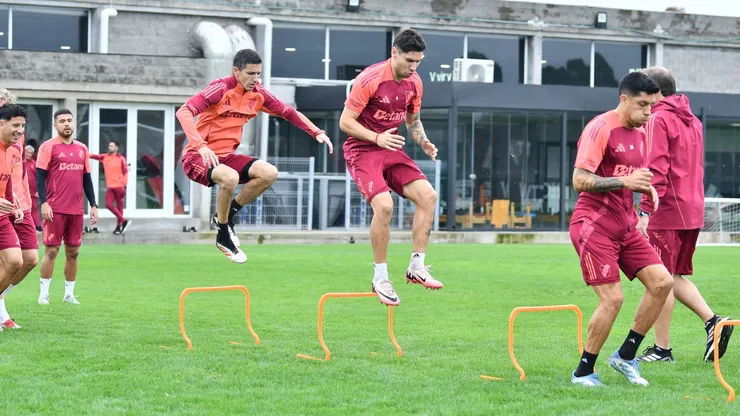 Los jugadores de River entrenando en el River Camp.