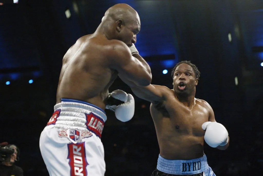 Chris Byrd en su combate contra Evander Holyfield. (Foto: Getty Images)