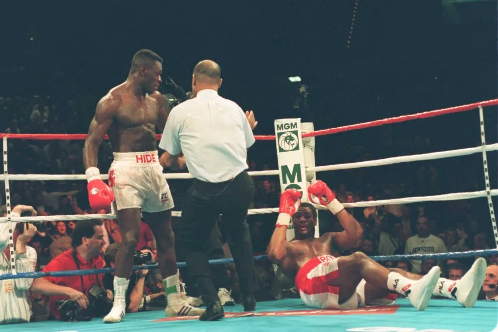 Hide llegó a estar 26 combates invicto y coronarse campeón mundial de peso pesado de la OMB.