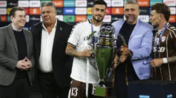 Nacho Vázquez, capitán de Platense, con el trofeo del Torneo Apertura 2025.