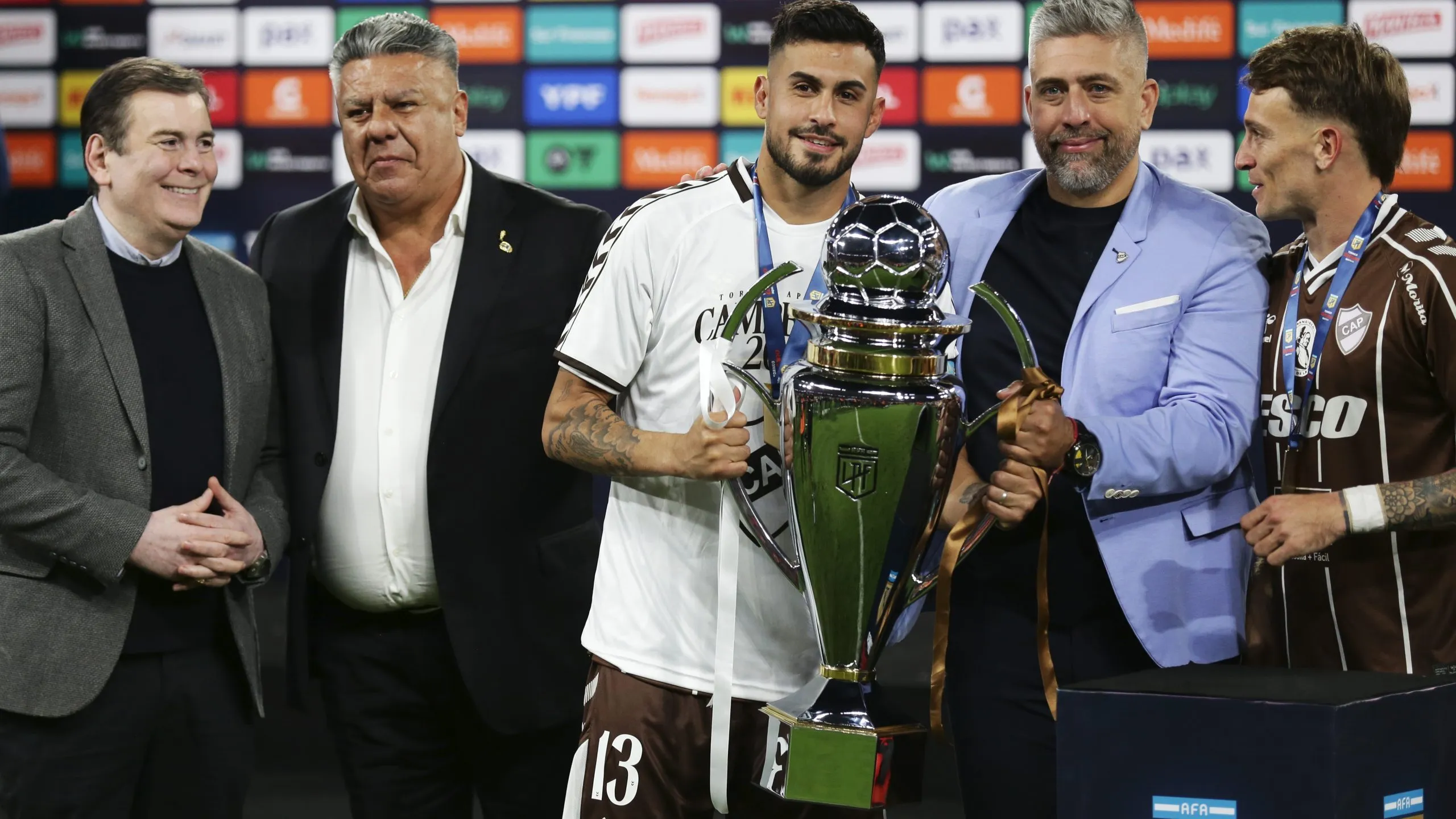 Nacho Vázquez, capitán de Platense, con el trofeo del Torneo Apertura 2025.
