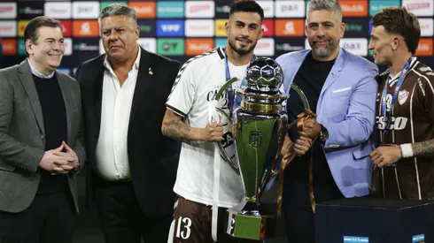 Nacho Vázquez, capitán de Platense, con el trofeo del Torneo Apertura 2025.