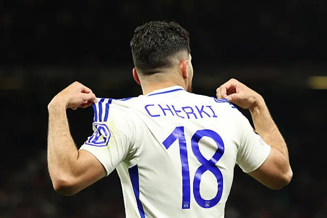 Rayan Cherki, el mediapunta por el que va Manchester City.